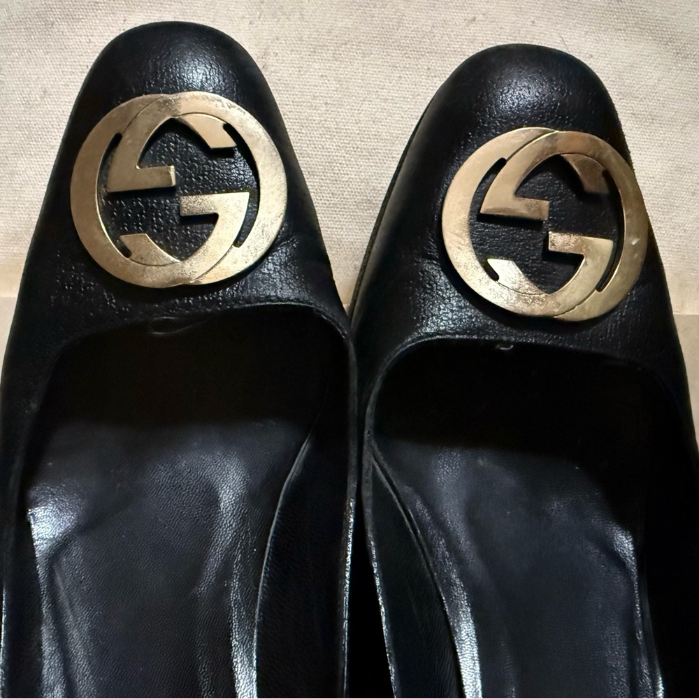 Gucci Black Heels with Gold Emblem - Picture 3 of 6